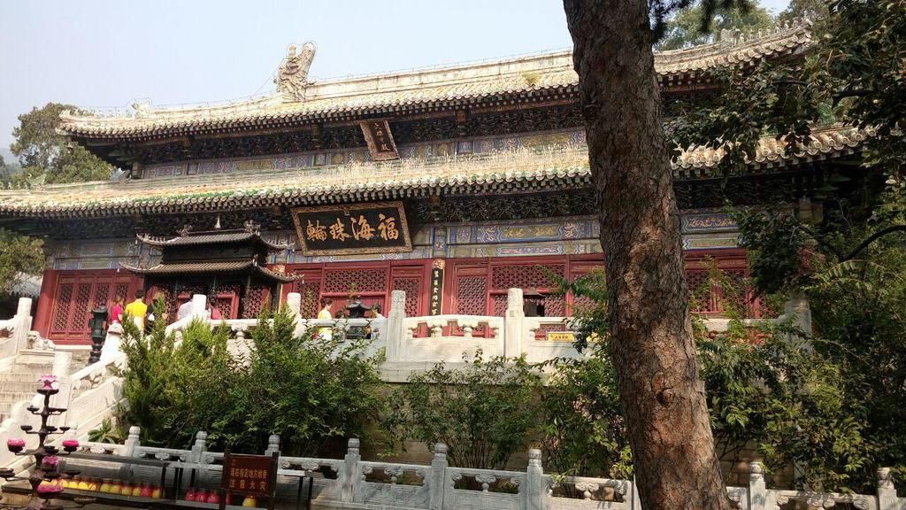 北京一座有千年历史的寺庙，寺院坐北朝南，庄严肃穆