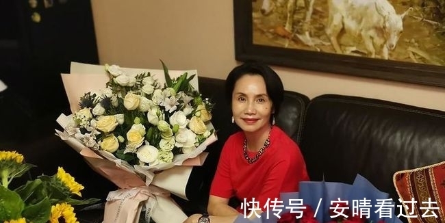 央视主持人徐俐退休后综艺首秀,分享首次带耳环出镜故事