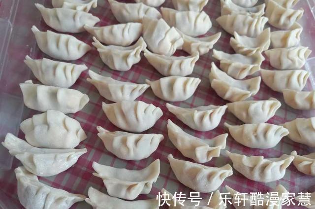 包饺子|别再包韭菜馅饺子了，试试这个馅吧，好吃又鲜嫩，一家人都爱吃
