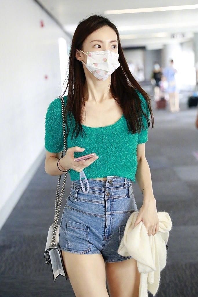 170王鸥这么穿气质真好，绿色连衣裙配透明拖鞋，美.