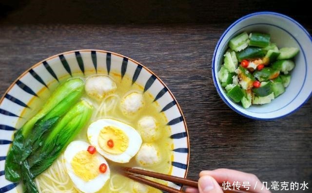 酸汤鱼丸面的做法鲜味十足，还爽口饱腹