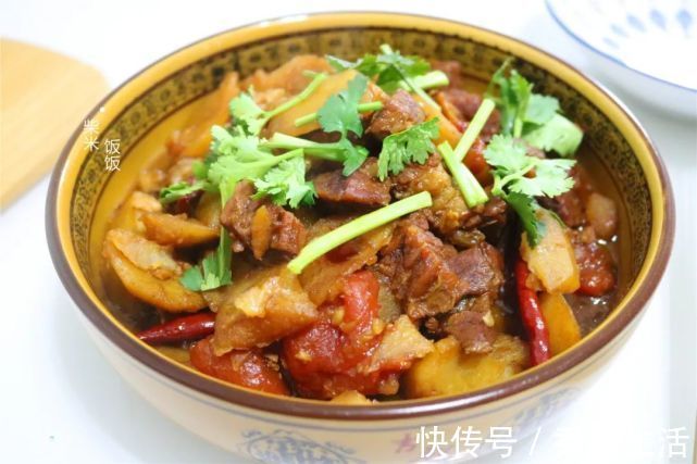 西红柿|牛肉怎么做好吃？加这两种食材一起炖，做法没难度，一准好吃