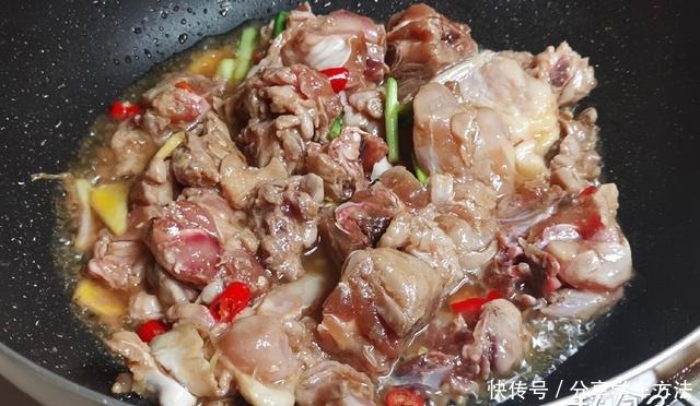 冬天“鸡肉”这样做真香，肉嫩汤鲜、营养美味，应季而食温暖过冬
