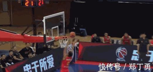 孙椿|无人防守时,CBA球员想扣篮,结果连框都没碰到,队友直接捂脸偷笑