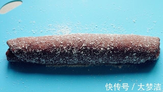 一杯糯米一碗红豆，蒸熟加搅拌，即成又香又软的糯米糕，再不用买