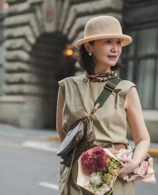 无袖衫 年近60岁却美得优雅,这位中老年妈妈的“气质”穿搭,真值得学
