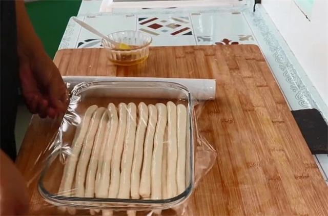 教你在家做陕西经典油泼面,又香又辣,好吃得停不下来,太香了