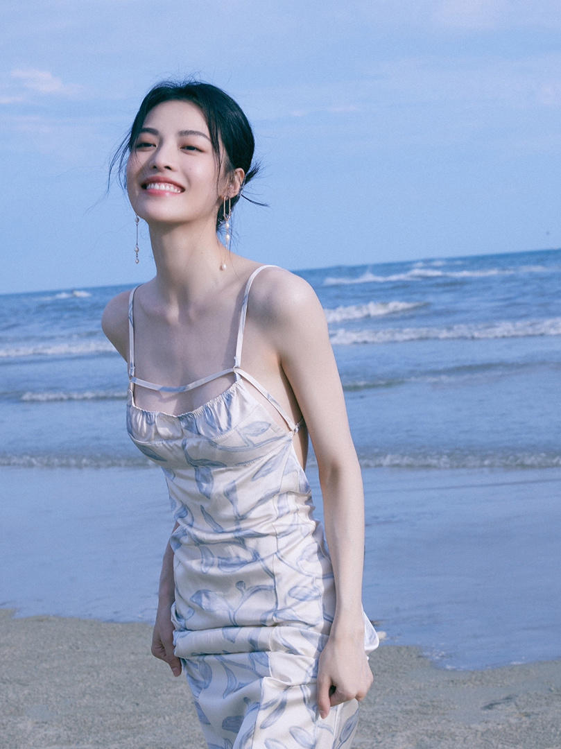 吊带连衣裙|钟楚曦的身材比例太完美,一袭吊带连衣裙性感优雅,美得让人心动