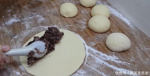 以后面粉就这样做,加3个鸡蛋,不用烤不用蒸,比蛋糕都香甜好吃