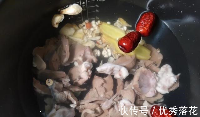 猪心别再炒菜啦,把它煲成汤,清爽可口无腥味,冬季多喝身体好!