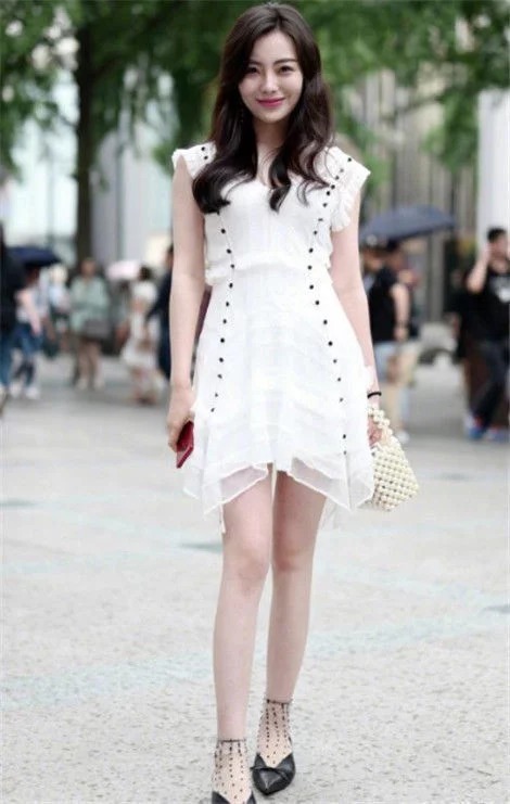 街拍：身穿红色抹胸连衣裙的美女，白皙的香肩与修长美腿，温婉可人