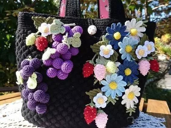 小花片 55款超美的钩花包包,只要会钩不同的花,拼缝在一起,就能做出