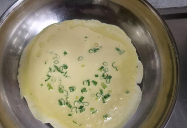 鸡蛋饼|冷天我家常吃的早餐饼,全程手不沾面,饼柔软葱香味浓郁,孩子爱