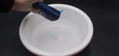 不管家里有多脏,拖地时水里加点东西,拖完地干净明亮还不落灰