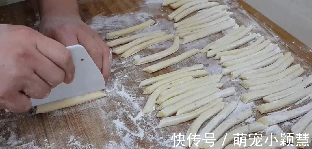 茴香|1斤面粉,2个鸡蛋,筷子搅一下,教你做创意小油条,比麻花好吃十几倍