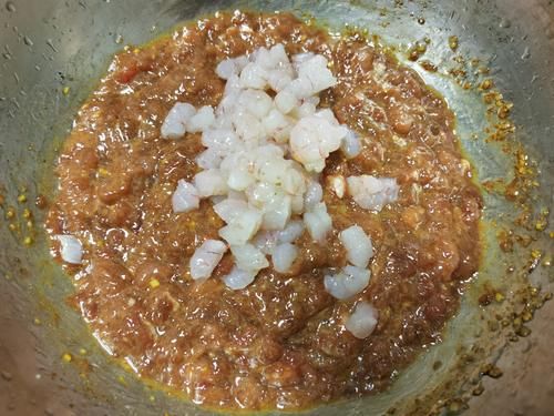 双肉馅饺子，皮薄馅大，咬一口满嘴鲜汁，不爱吃肉老妈吃美了