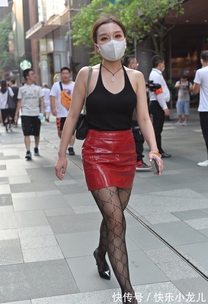 双g|30岁阿姨的红色皮裙,搭配独特,轻松展现时尚美