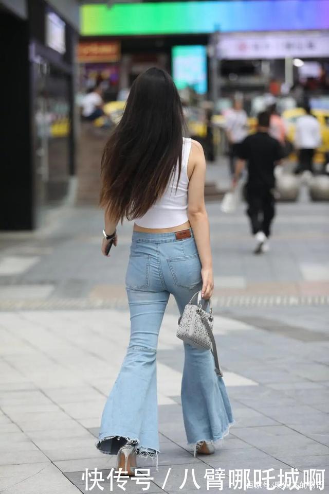 秋天选择牛仔裤的女生，用自己喜欢的款式，穿出了时尚休闲的感觉