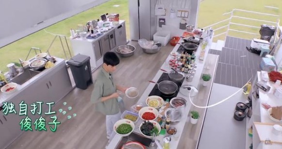 小龙虾|姚安娜在《中餐厅》“拈轻怕重”,其他成员喝茶,龚俊已忙活不停