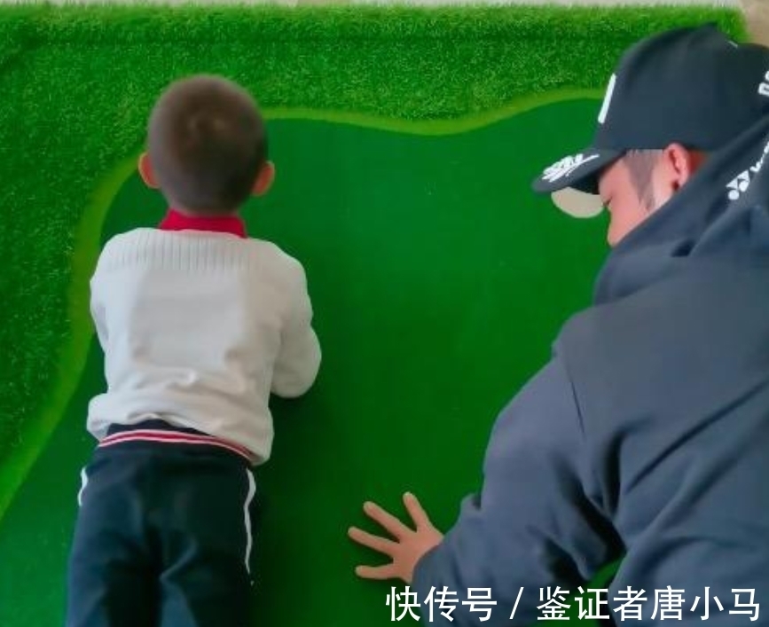 父子|谢杏芳晒林丹父子比拼平板支撑!对儿子要求超严,赞其比爸爸厉害