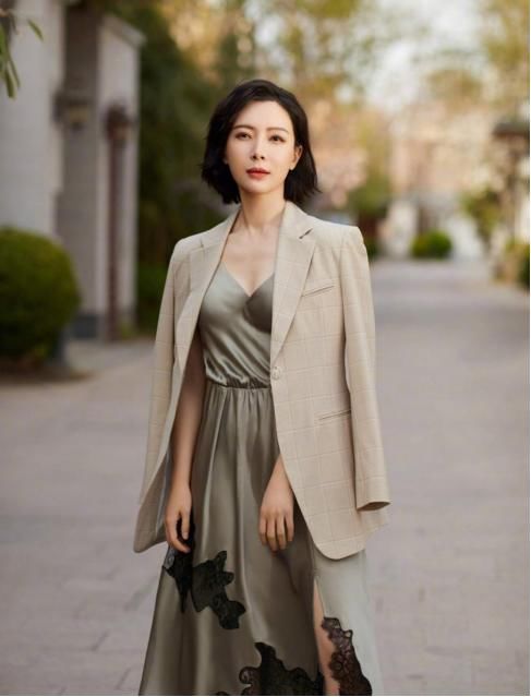  学会|女人过了40岁，一定要学会“减法穿搭”，高级又显气质