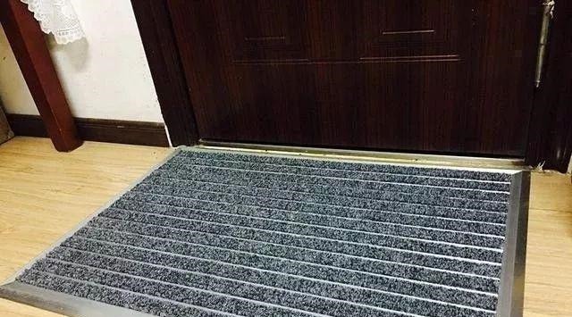 地板|越来越多人不在门口放地垫了,现在流行这样弄,省钱干净又实用