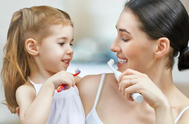 恒牙|4岁男孩牙齿几乎全黑6岁前,不要让孩子自己刷牙!