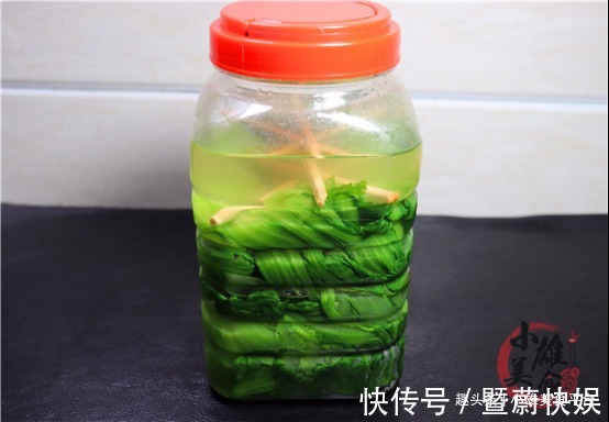 做法|老一辈腌酸菜的传统做法,不加盐三天就变酸,一年不烂,还不长毛