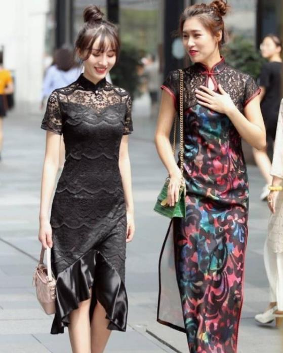 女神|将头发高高扎起的小姐姐,连衣裙配精致包包,尽显时尚女神气息