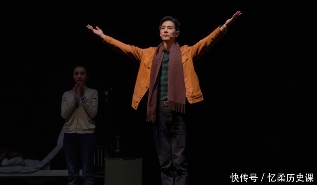 肖战素颜录制vlog,全程面带笑容瞄向左边,说到他时比偶像剧还甜