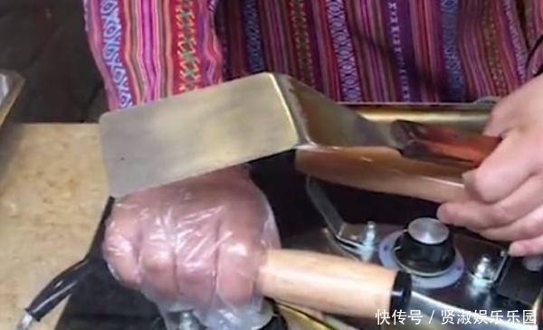  种小吃|大妈街边用“电熨斗”做小吃，路人好奇围观，尝后直接买了5个