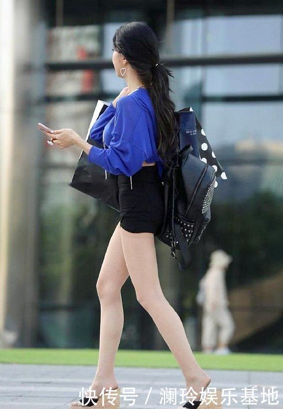 蓝色长袖上衣搭配黑色短裤,带回老家爸妈绝对非常喜欢