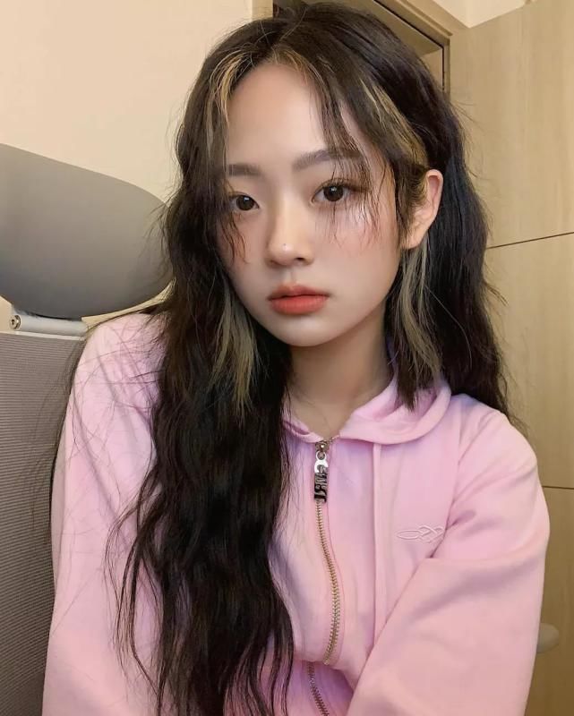 小姐姐 今春流行什么发型?满头烫挂耳染公主切都上榜,喜欢就挑一款吧