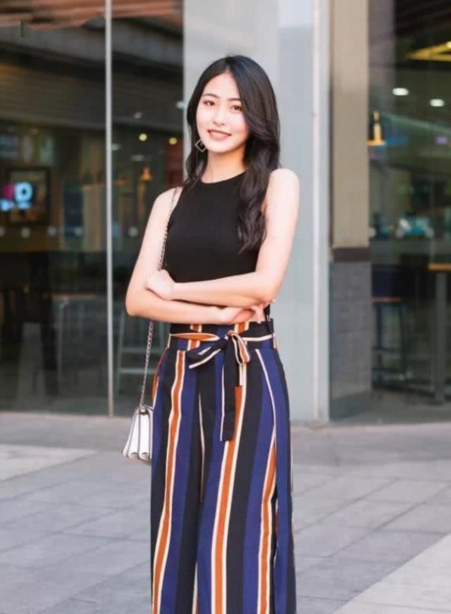 街拍:端庄文雅的气质小姐姐,美感大方给人潇洒自若的感觉