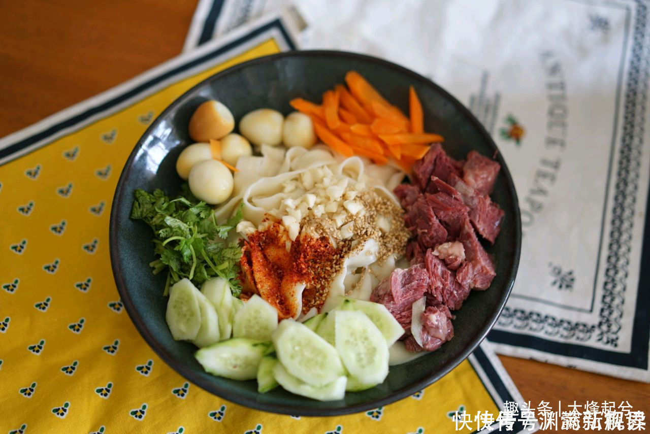  地道油泼面的做法，面条劲道，香辣美味又开胃，大人孩子都爱吃