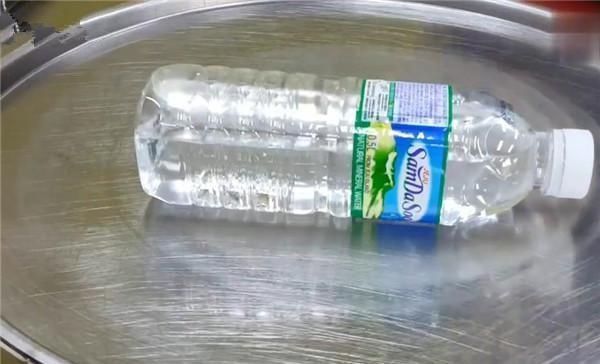 冻酸奶|外国小哥发明新款小吃，用矿泉水“炒”出来的冰淇淋是什么味道