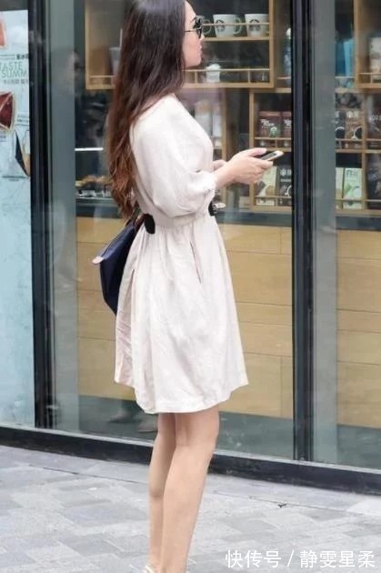 高挑出众步履生风|街拍:长发飘飘美女,高挑出众步履生风,既潇洒又赏心悦目