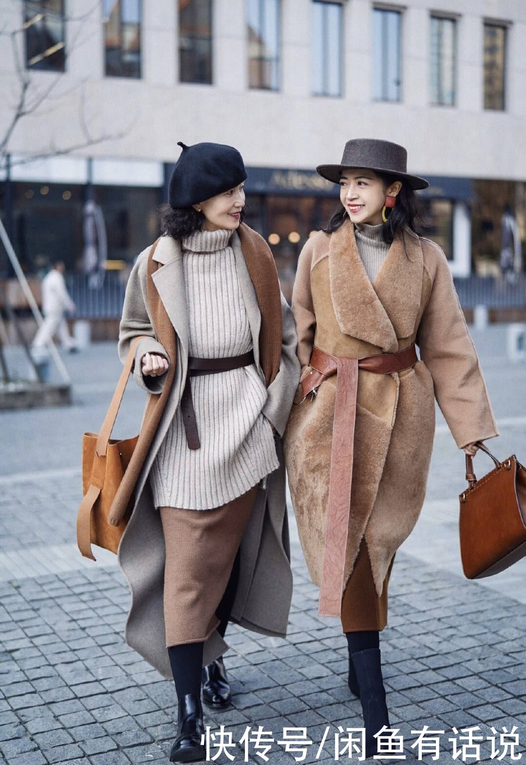 三木母女的“咖色大衣”太美，60岁妈妈这么穿，惊艳整个冬天