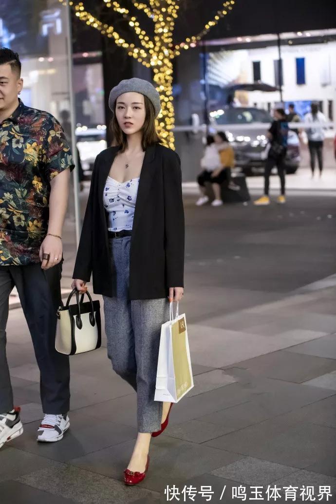 女人味 蓝色的修身包臀裙搭配高跟鞋,走起路来更加的有女人味