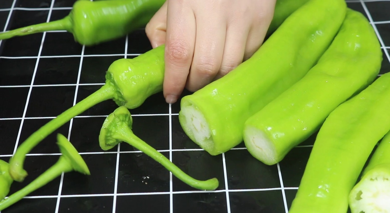 青椒别再炒肉丝炒鸡蛋,扔一把盐,不煮不炒,农村待客就靠它