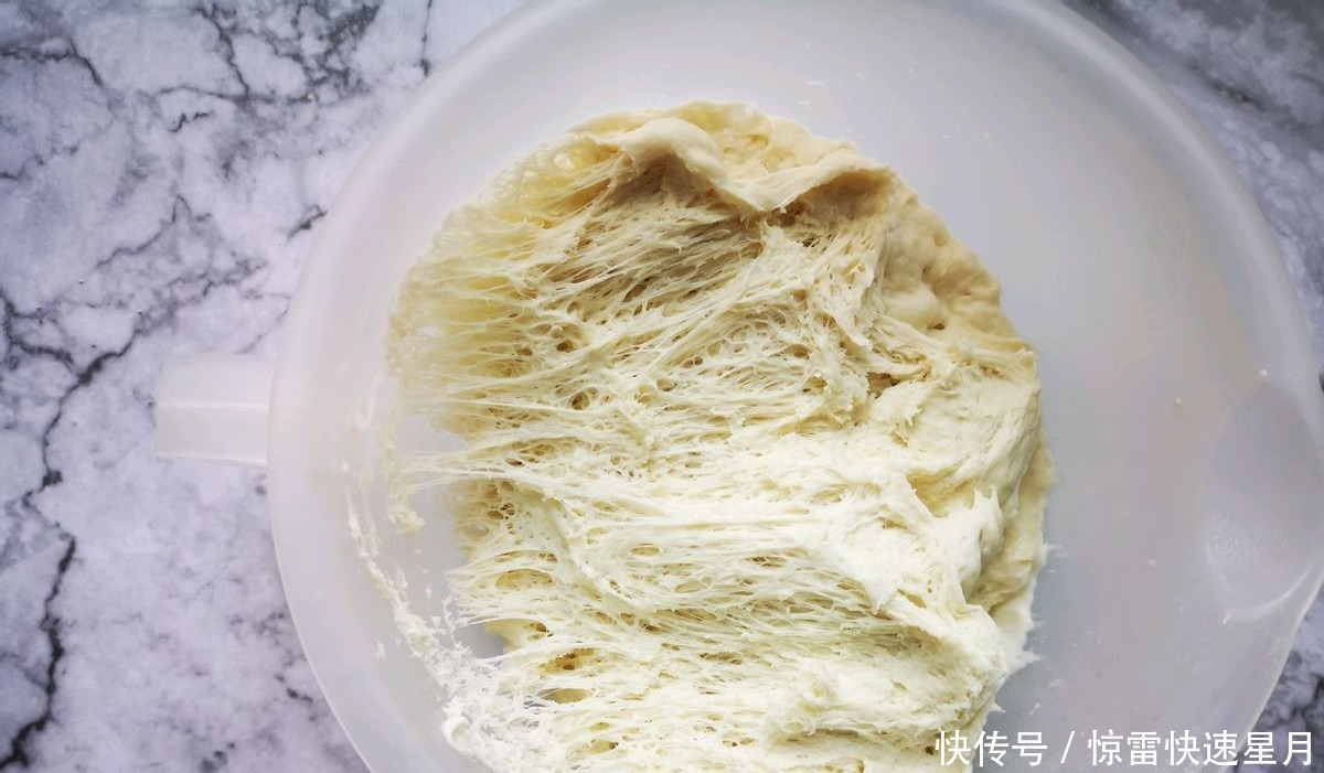 这款蛋黄肉松面包,柔软又香甜,吃过的人都说好!