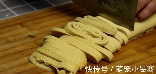 特色|豆腐皮别炒着吃了,教你一个特色做法,香辣美味,比吃肉还过瘾