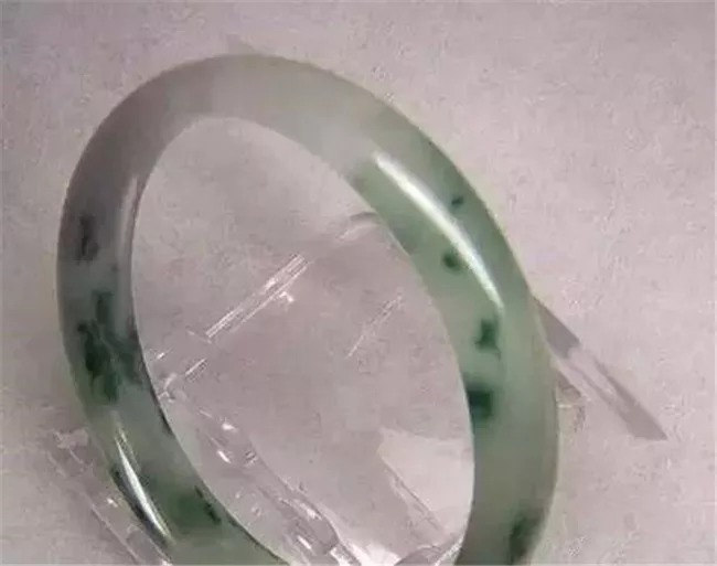 价格|玉商排队求购的极品翡翠手镯!价格仅仅1200万,没想到…