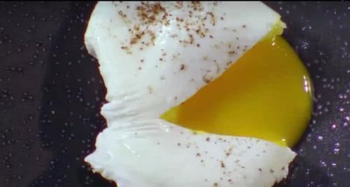 米其林大厨做荷包蛋，下锅之前先搅水，切开鸡蛋才知道差距在哪