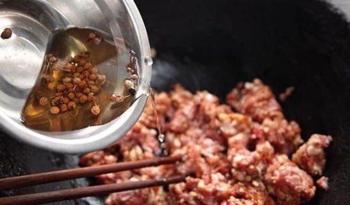做羊肉馅饺子，放调料有讲究！教你正确做法，馅料又嫩又香无膻味