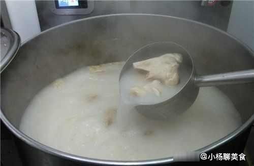 炖骨头汤，千万不能直接加水炖，只需多加这1步，汤汁浓白似牛奶