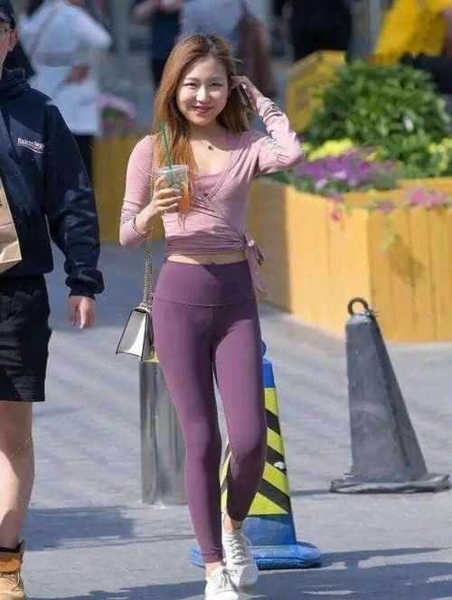 百褶裤 高腰的瑜伽裤设计显得飘逸有型,穿出成熟的美感,显出气质