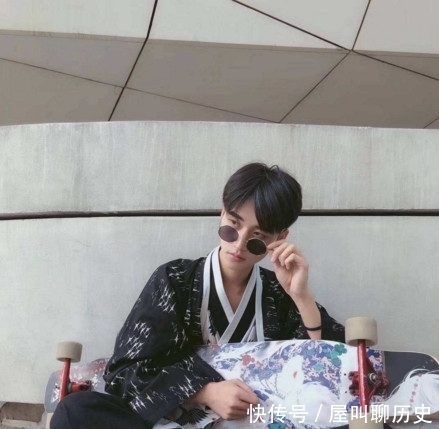 为何大家反感汉服圈？脚上穿着运动鞋，古今混搭，不算真的有文化