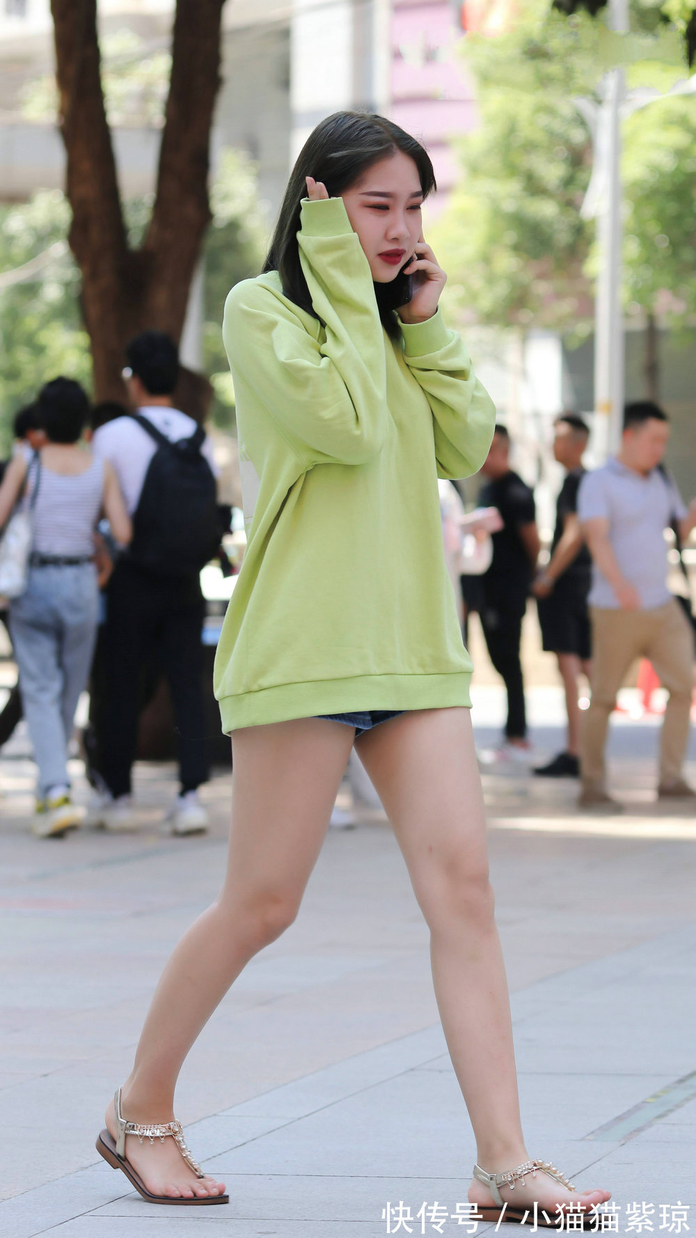 牛仔短裤 美女穿短裤搭配高跟凉鞋秀长腿,整体搭配很是魅力迷人