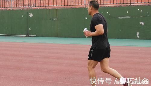 膝盖|如何减少跑步对膝盖的伤害教你三招，减轻压力，跑步更轻松